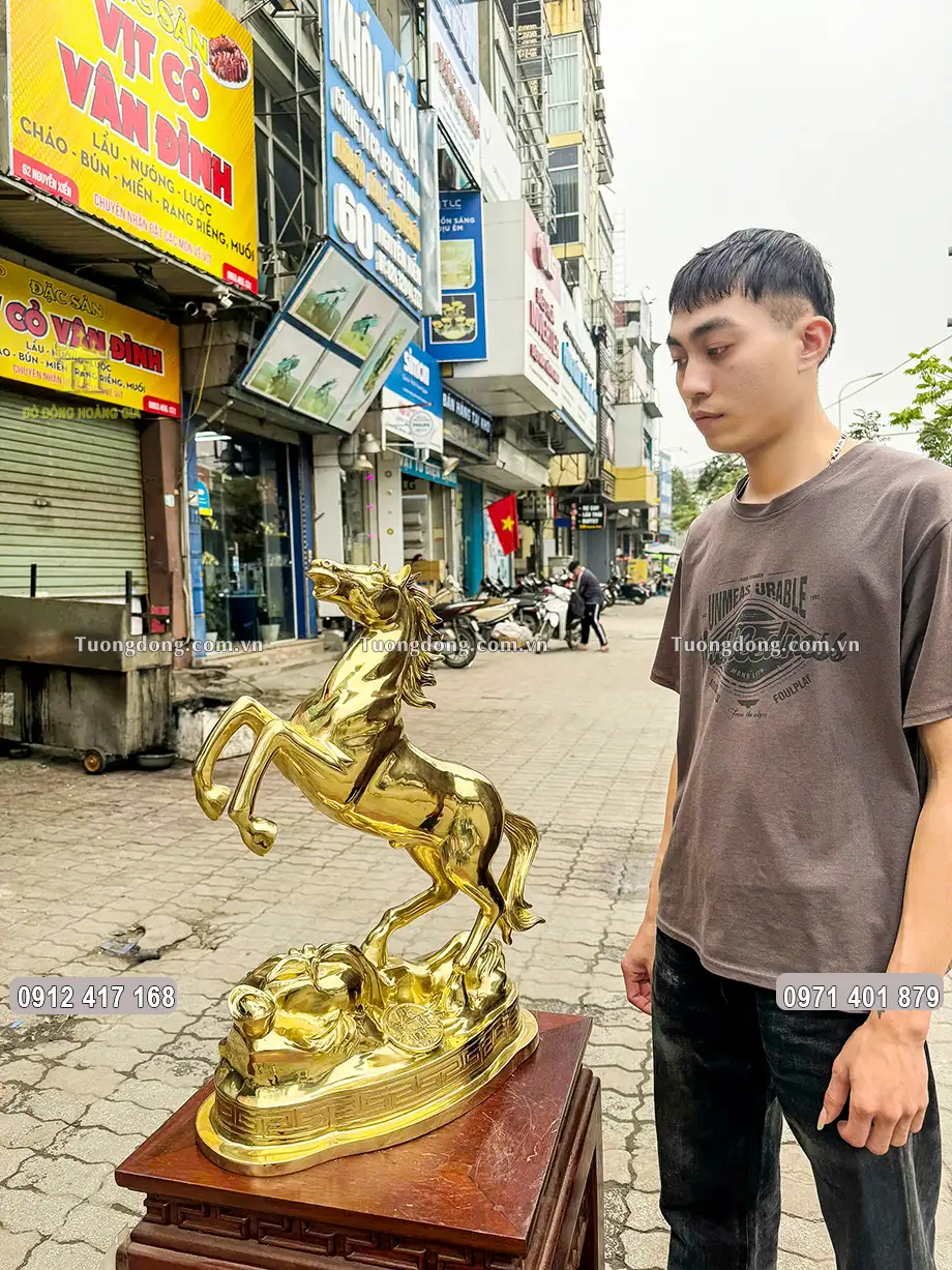 Tượng Ngựa Hí Bằng Đồng Vàng Cao 60Cm